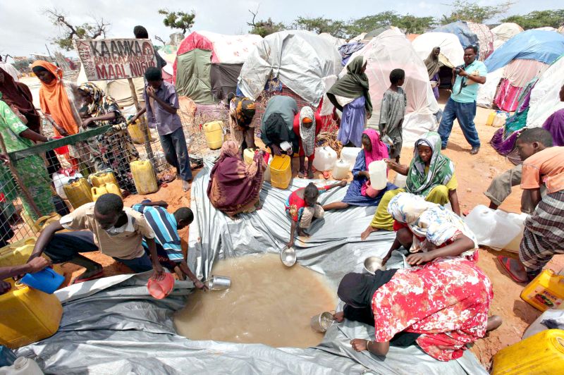 Somalis disputam água em campo de refugiados em Hodan, distrito de Mogadíscio, capital da Somália | Feisal Omar/Reuters