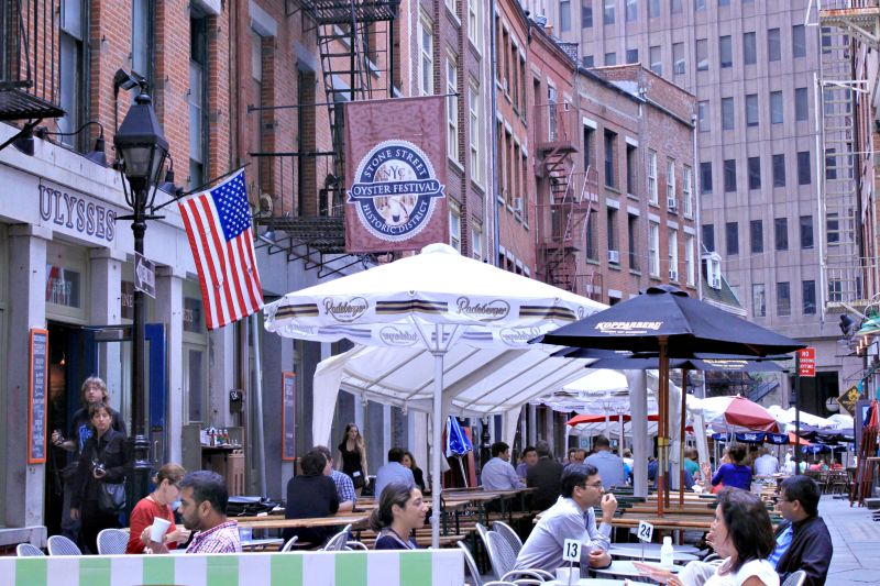 Os paralelepípedos da Stone Street, no Distrito Histórico, abrigam mesas de restaurantes e viraram referência no bairro | Irinêo Baptista Netto/Gazeta do Povo