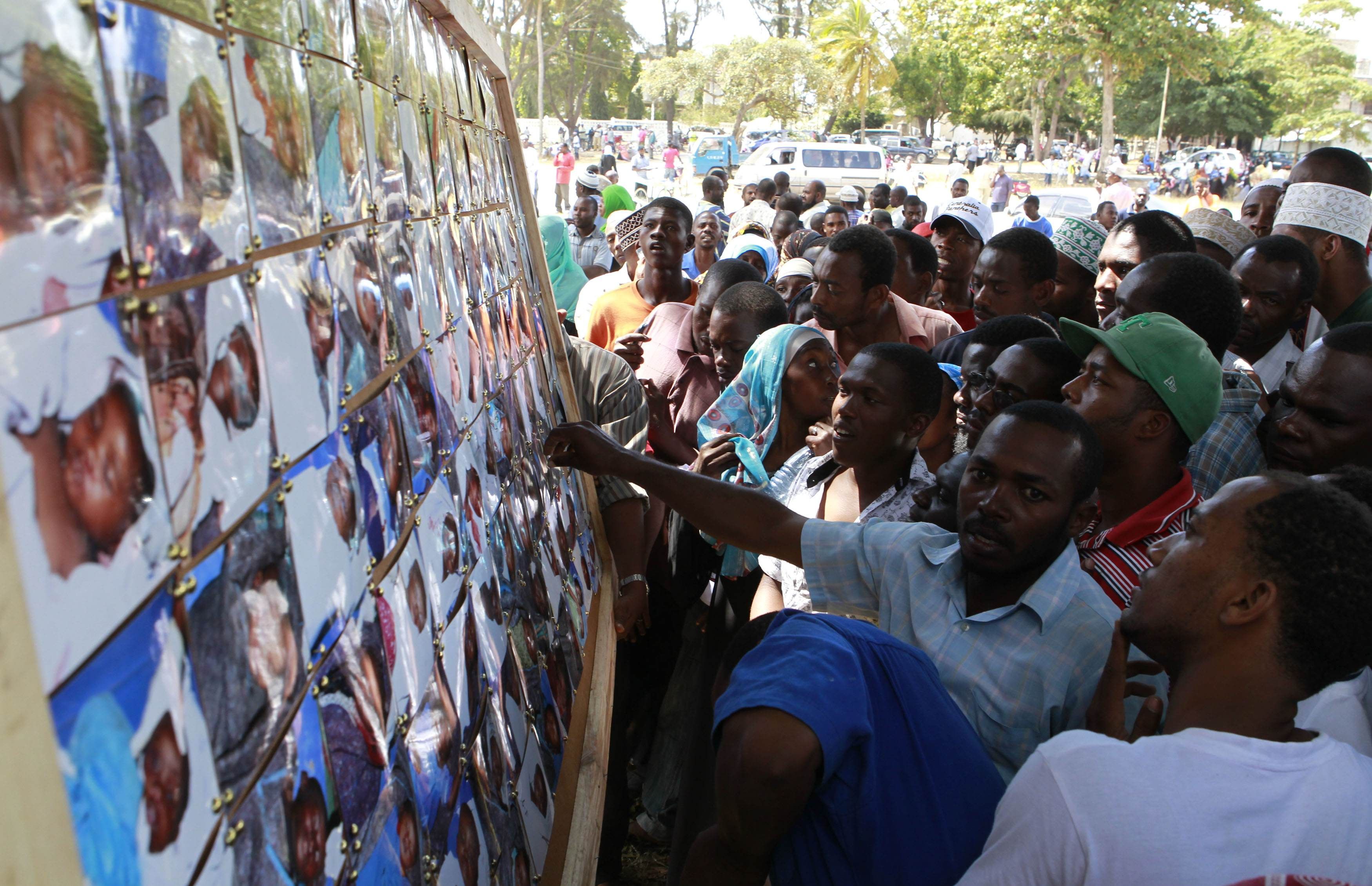 Parentes se aglomeram para identificar os corpos das vítimas de barco que afundou em Zanzibar, na Tanzânia | REUTERS/Thomas Mukoya