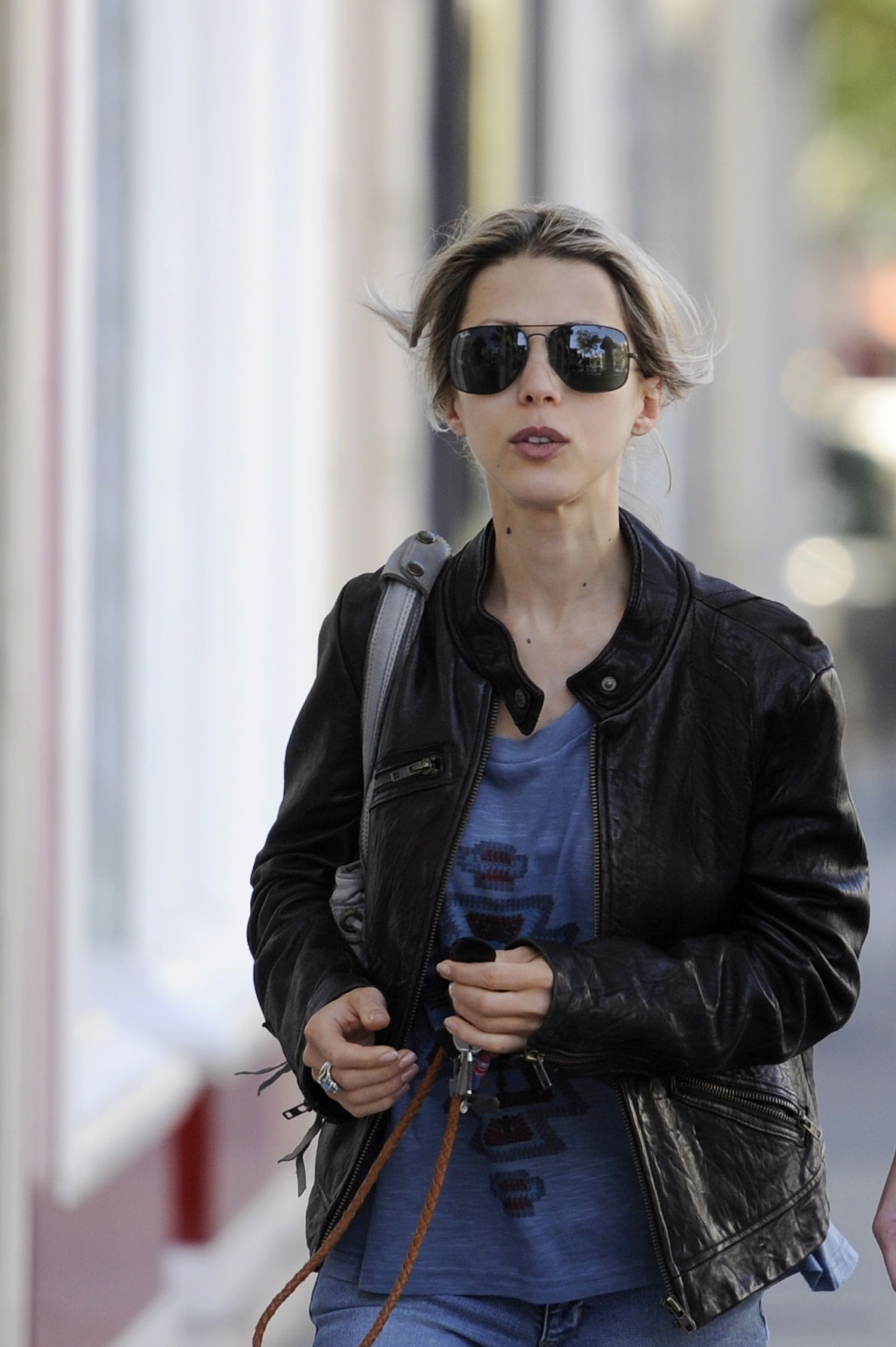 Escritora francesa Tristane Banon chega a seu apartamento em Boulogne-Billancourt, perto de Paris | REUTERS/Gonzalo Fuentes