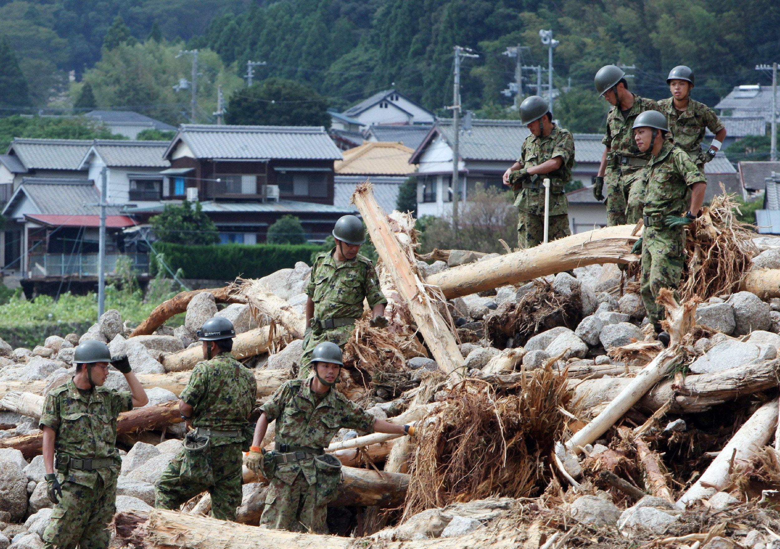 Forças de defesa do Japão procuram vítimas entre escombros depois que um violento tufão passou pelo país | AFP PHOTO / JIJI PRESS