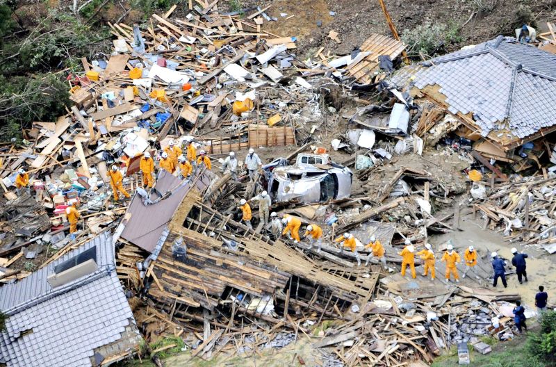 Bombeiros procuram sobreviventes entre destroços que restaram da passagem do Tufão Talas, em Wakayama, no oeste do Japão | Agência Kyodo/Reuters