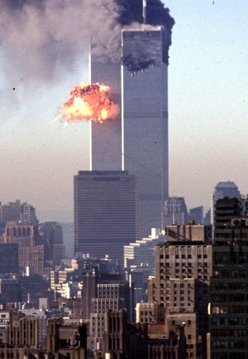 Momento em que o segundo avião explode ao atingir a Torre Sul do WTC | Seth McAllister/AFP