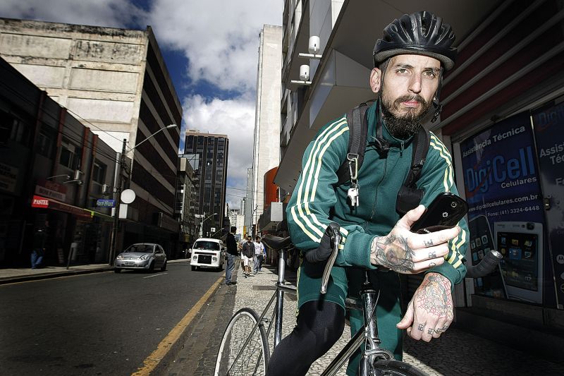 O ciclista Juliano Machado usa o Mytracks, desenvolvido para Android, para medir desempenho durante as pedaladas | Jonathan Campos/ Gazeta do Povo