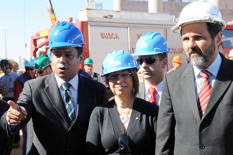 Orlando Silva (na ponta da esquerda) e Agnelo Queiroz (extrema direita), em visita a obras do estádio de Brasília: atual e ex-ministro são acusados de comandarem esquema de desvio de recursos do Esporte para os cofres do PCdoB | Wilson Dias/Abr