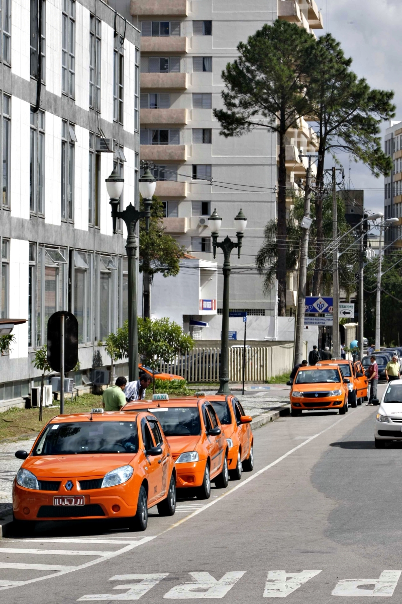 O acréscimo de 450 táxis à atual frota de 2.252 carros ainda não é consenso | Aniele Nascimeto/Gazeta do Povo
