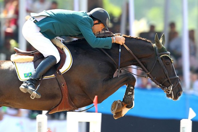 Bernardo Alves, medalhista de bronze, durante apresentação no salto individual |