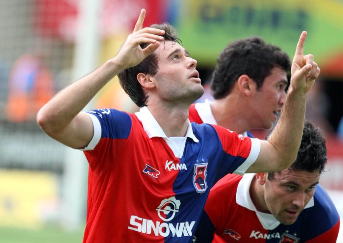 Gol do meia Douglas Packer garantiu a vitória do Tricolor no Serra Dourada | Carlos Costa / Futura Press