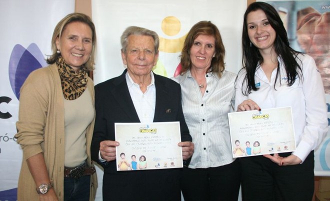 Ação social- O Instituto de Oftalmologia de Curitiba (IOC) comemora a arrecadação de cerca de 4.200 livros e dezenas de óculos através da campanha 