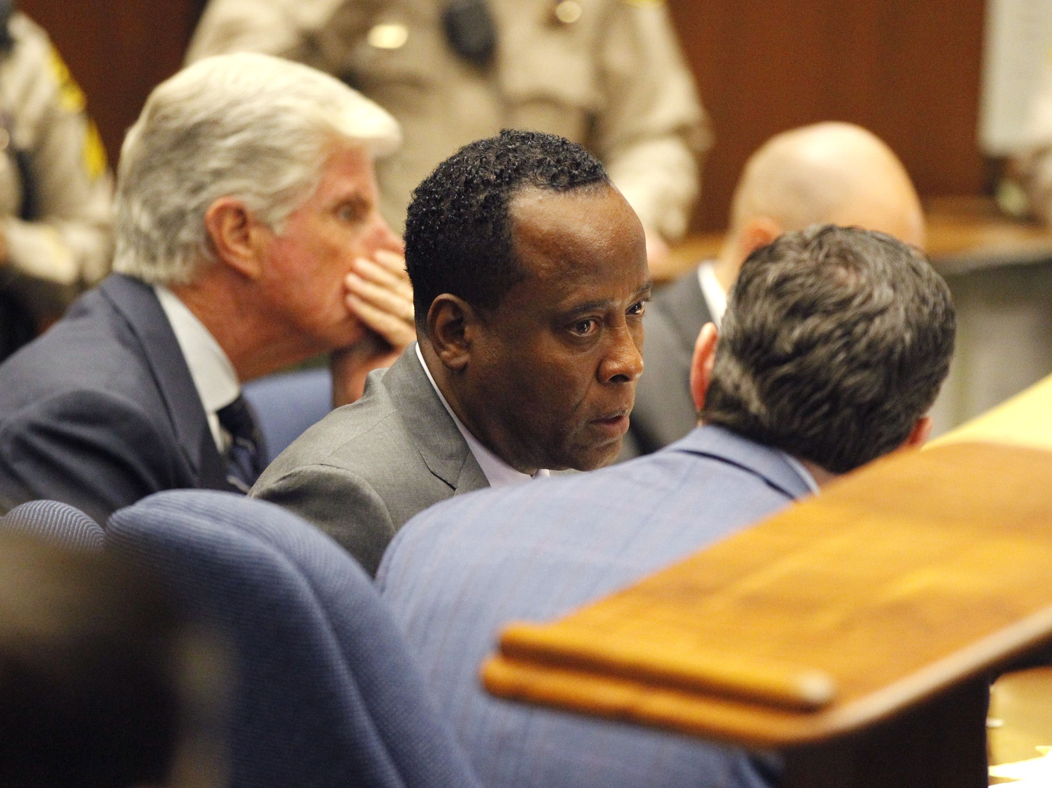 Médico Conrad Murray conversa com o seu advogado Ed Chernoff durante julgamento da morte de Michael Jackson | AFP PHOTO / POOL / Mario Anzuoni