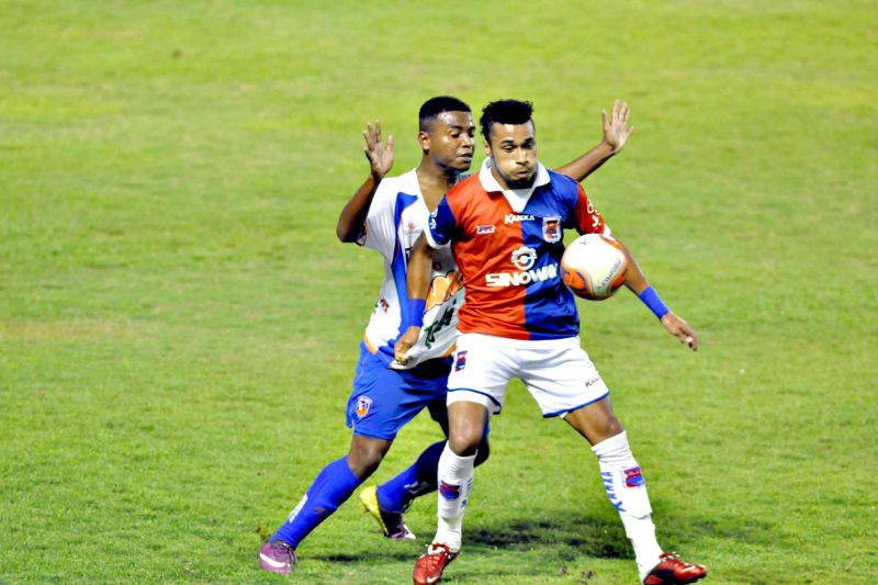 O lateral Henrique, jogando como meia, parou na marcação do Duque de Caxias | Paulo Dimas/Futura Press