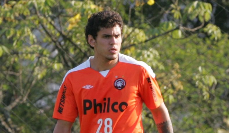 O zagueiro Fabrício sentiu o tornozelo diante do Inter e é duvida para domingo contra o Avaí | Ivonaldo Alexandre / Gazeta do Povo