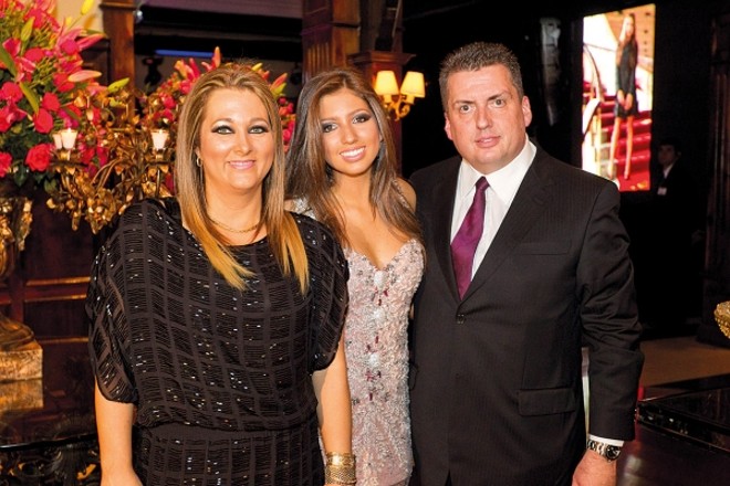 Sabrina Hauer Vargas com os pais Alessandra e Marco Túlio Vargas na festa de seus 15 anos, realizada sábado passado, no Graciosa Country Club. A elogiada produção foi da dupla Dado Dantas e Ilse Lambach |