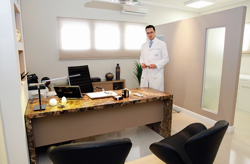 Cirurgião André Ricardo Dall´Oglio Tolazzi: Não precisa ser requintadíssimo, basta ser um ambiente de bom gosto e confortável. | Antônio More/ Gazeta do Povo