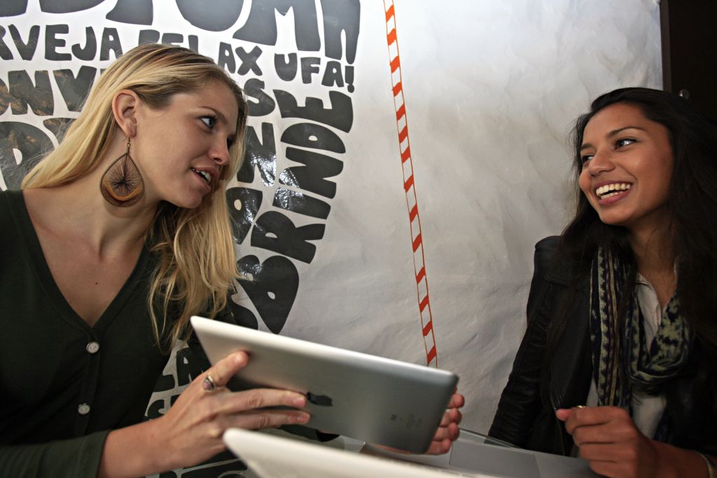 As holandesas Rosita e Lisanne fazem estágio na agência 433 Comunicação | Priscila Forone/Gazeta do Povo