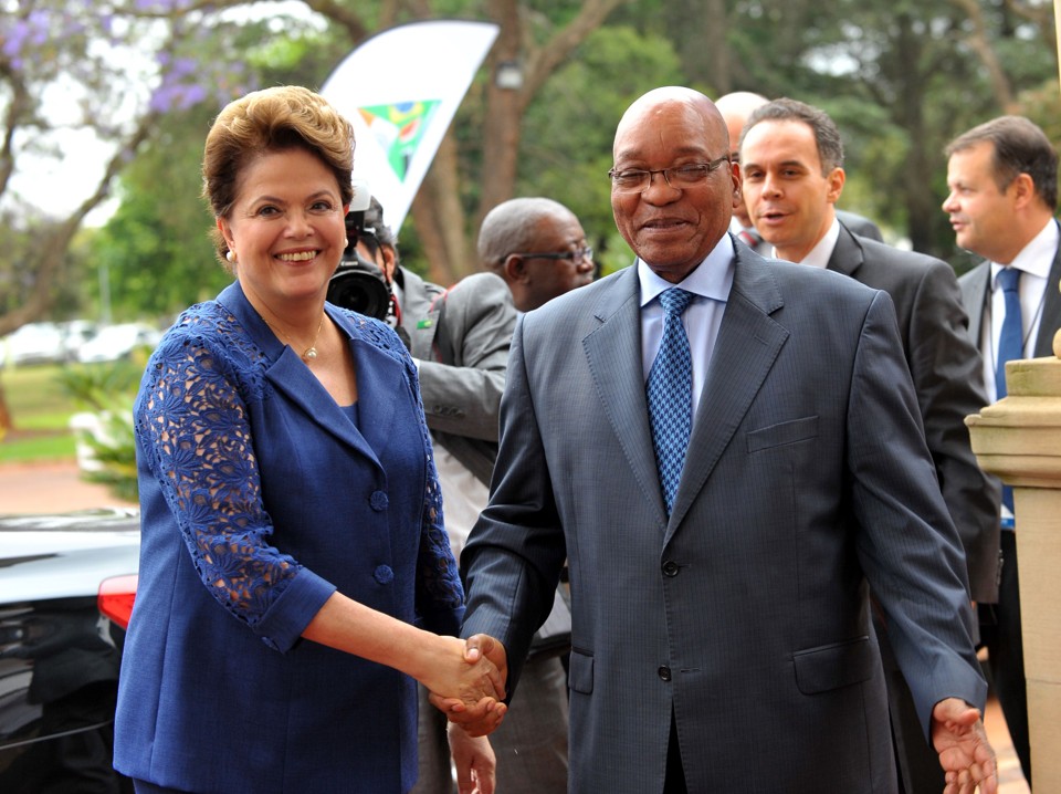 Ao lado do presidente sul-africano, Jacob Zuma, e do primeiro-ministro da Índia, Manmohan Singh, Dilma conclamou o Ibas a se unir para por fim a políticas monetárias que provocam a guerra cambial | AFP