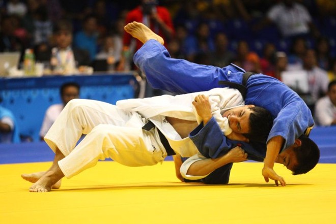 Felipe Kitadai (branco) durante combate no Pan-Americano | 