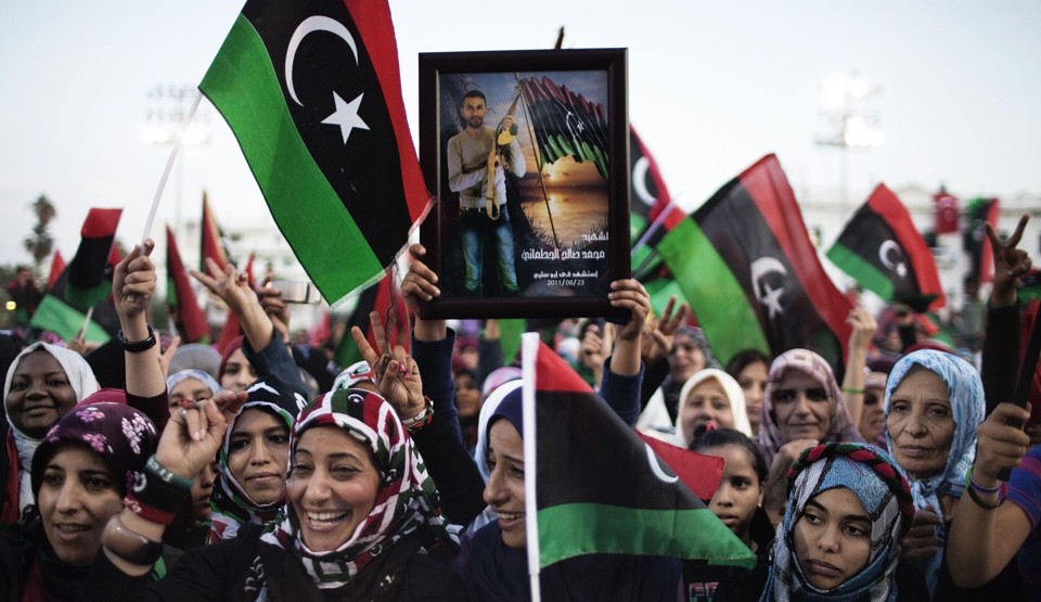 População foi às ruas da capital da Líbia, Tripoli, para comemorar o fim dos combates e a mudança de poder | Marco Longari/AFP Photo