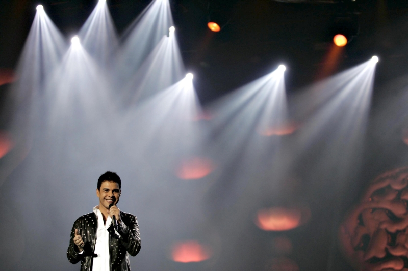 O sertanejo Zezé di Camargo subiu no palco do Teatro Guaíra sem Luciano, ontem à noite: desentendimento entre irmãos | Marco André Lima/Gazeta do Povo