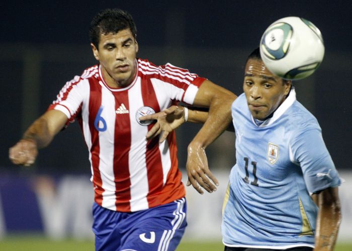 Dividida entre o uruguaio Pereira e o paraguaio Bonet no empate por 1 a 1 em Assunção. Melhor para a Celeste | Jorge Romero/ AFP