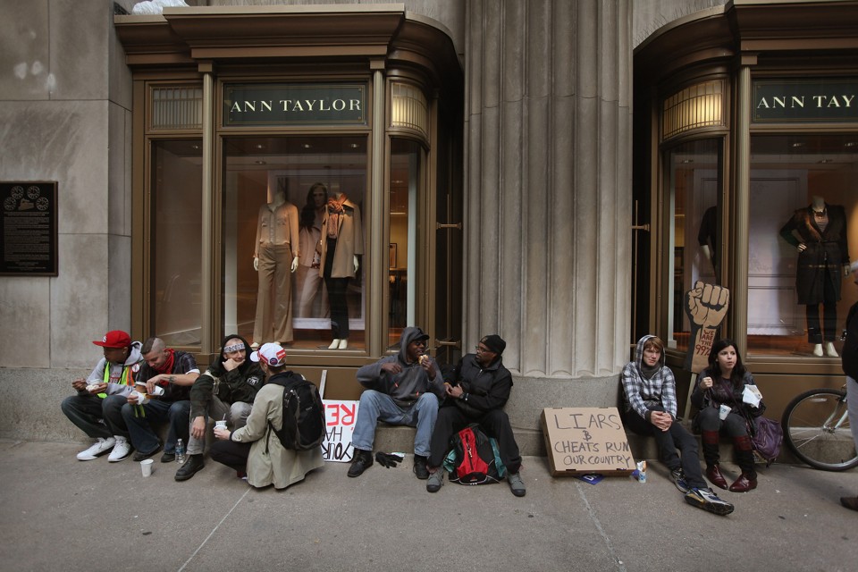 Manifestantes na frente da sede do Bank of America em Chicago | Scott Olson/Reuters