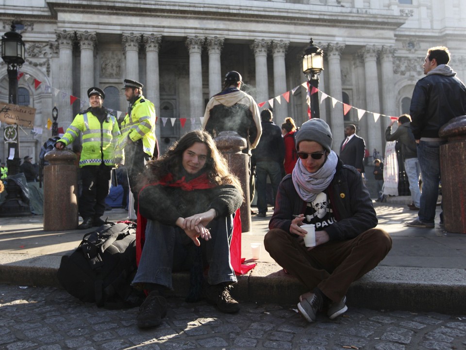 Manifestantes prometem ficar por tempo indeterminado na frente da catedral de Saint Paul, em Londres | Olivia Harris/Reuters