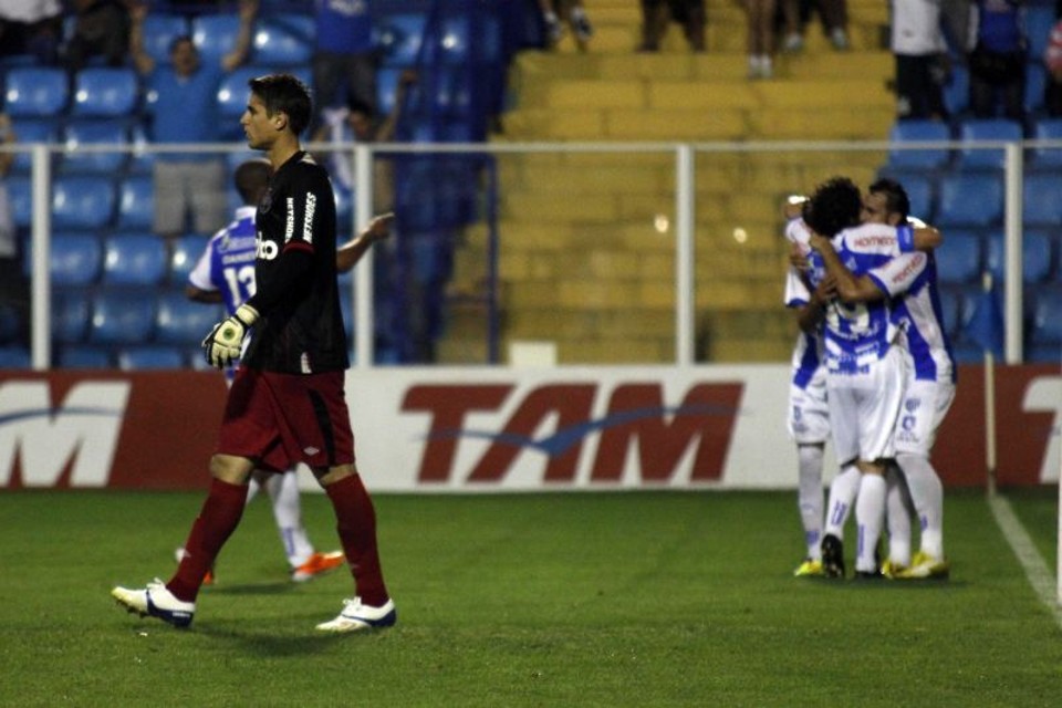 O goleiro Renan Rocha , cria da casa, não repetiu as boas atuações e falhou nos dois primeiros gols do Avaí. Outros componentes do trio de confiança, Manoel e Deivid também erraram feio | Fotos: Walter Alves/ Gazeta do Povo