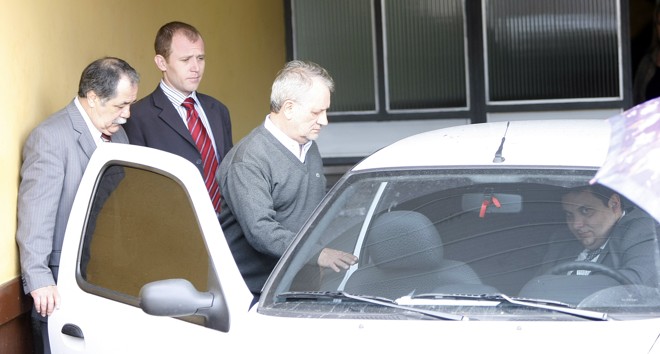 Bibinho deixa o IML acompanhado dos advogados dele | 