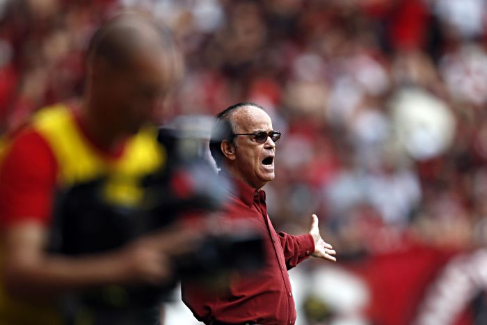 O técnico Antônio Lopes grita com os jogadores durante o confronto com o Ceará, na Baixada | Albari Rosa/ Gazeta do Povo