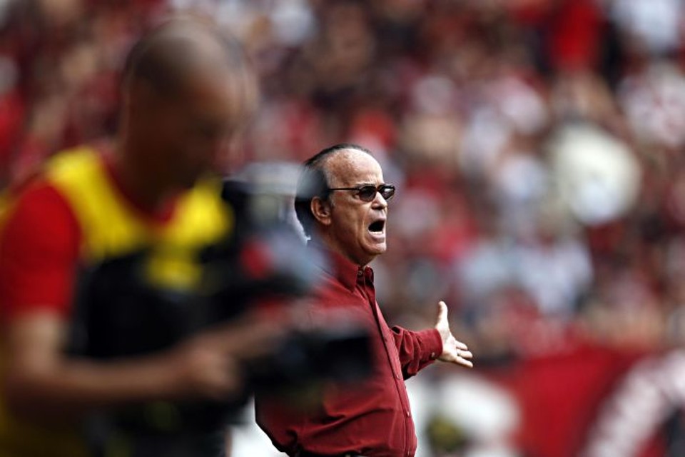 O técnico Antônio Lopes grita com os jogadores durante o confronto com o Ceará, na Baixada | Albari Rosa/ Gazeta do Povo
