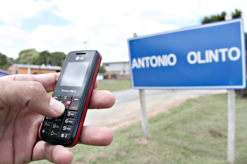 Em Antônio Olinto celular é acessório de decoração. Tem torre da Claro, mas está em teste e sem sinal.Operadora promete corrigir problema nas próximas semanas | Josue Teixeira