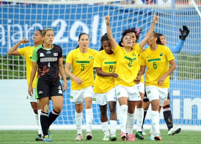 Maurine (camisa 2), que perdeu o pai no último domingo, comemora gol que garantiu Brasil na final do Pan |