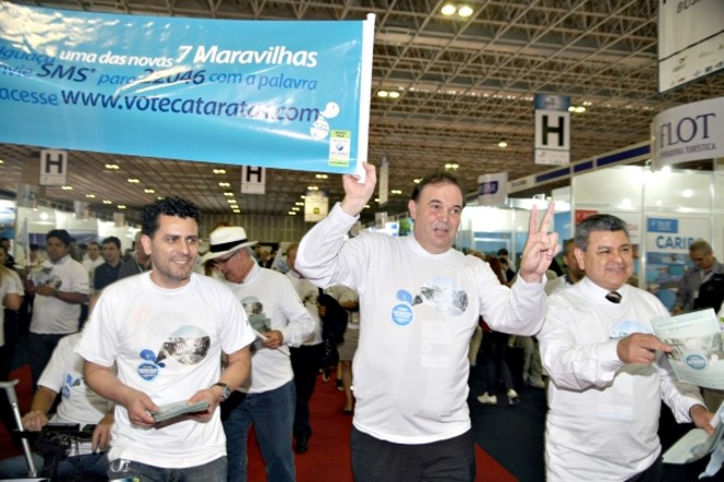 O superintendente de comunicação da Itaipu Binacional e um dos coordenadores do Comitê de Apoio da campanha Vote Cataratas, Gilmar Piolla (à esq.), e os secretários de Turismo do Paraná, Faisal Saleh (ao centro), e de Foz do Iguaçu, Felipe Gonzalez, lideraram ontem no Rio de Janeiro uma caminhada em prol da eleição das Cataratas do Iguaçu como uma das Novas Sete Maravilhas da Natureza. A manifestação foi em plena Feira das Américas, no Riocentro | 