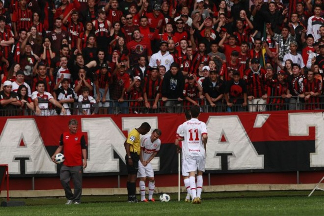 DAlessandro reclama de ter sido atingido por objetos atirados pela torcida |
