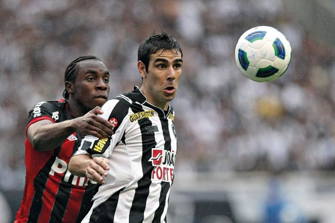Manoel tenta impedir o avanço de Herrera. Zagueiro cometeu um pênalti no jogo |