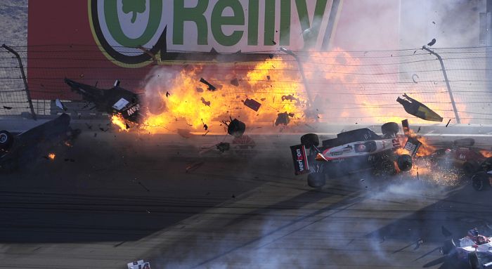 Acidente que vitimou o inglês Dan Wheldon envolveu 15 carros na prova de Las Vegas | Robert Laberge / AFP