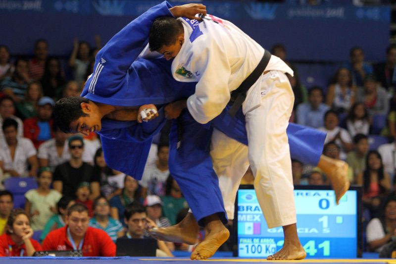 Luciano Corrêa (de branco) está na final do judô na categoria até 100kg | Jefferson Bernardes/VIPCOMM