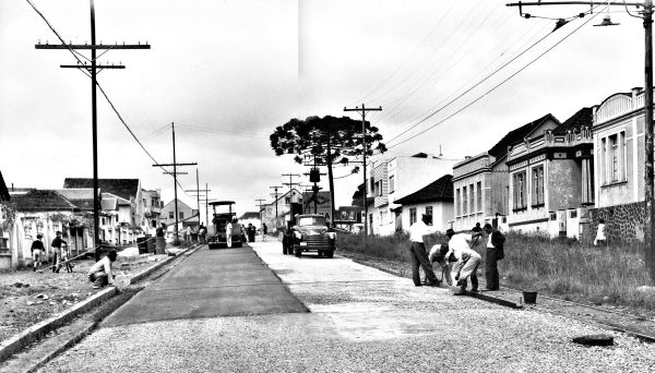 Avenida República Argentina, entre Avenida Iguaçu e Getúlio Vargas, quando foi asfaltada em 1952 | Acervo histórico CD