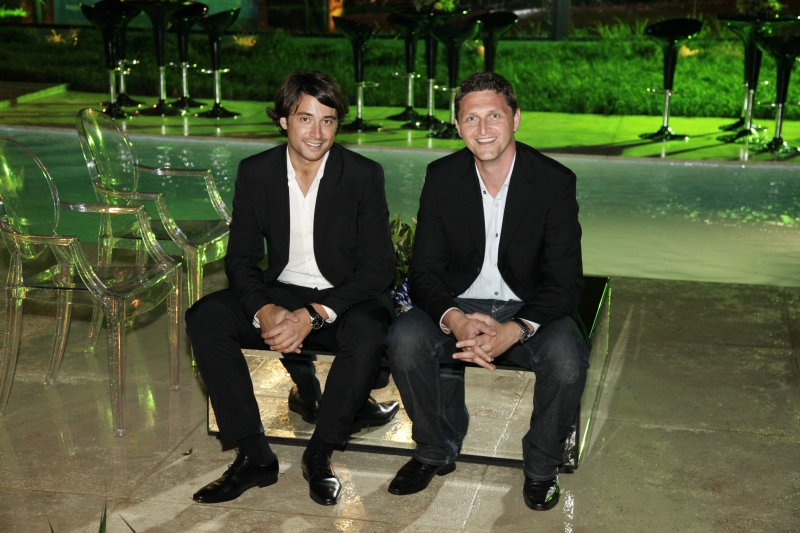 Foi debaixo da chuva torrencial de segunda-feira a festa de inauguração da primeira loja no Brasil da francesa Desjoyaux, líder mundial em piscinas. Nicolas Desjoyaux (à esq.), neto do fundador e diretor mundial de vendas, veio diretamente da França para o evento, comandado pelo diretor da marca no Brasil, Pierre Graziotin (à dir.). A loja fica na Rua Gonçalves Dias, no Batel | Rafael Danielewicz
