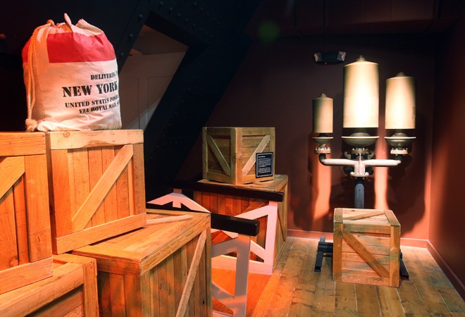 A entrada da exposição tem o objetivo de retratar a entrada das pessoas no Titanic. | 