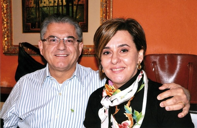 Na Saison -Figuras notáveis do mundo elegante paranaense, que somam categoria e grande estima, Ernesto Villela e Cláudia Vieira Pereira Oliveira confraternizavam na tocante comemoração dos 100 anos de Tamoio Vilhena de Andrade, no salão Milano do Restaurante Madalosso |