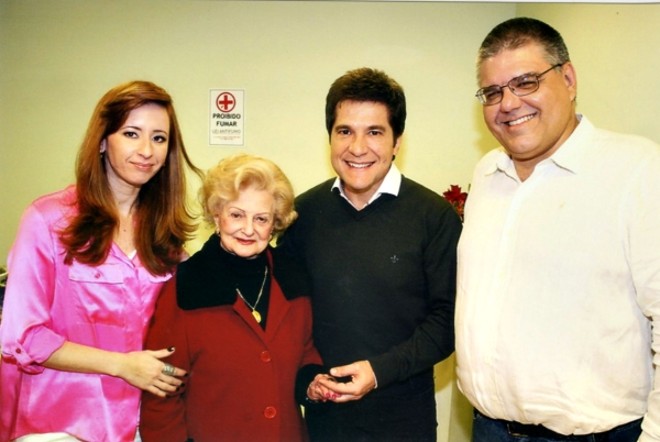 Tendo a companhia da colunista Juril Carnasciali e nos extremos o casal Clarina e André Fanaya, o cantor Daniel, de blusão escuro, apresentou-se em grande noitada, sexta-feira, no Clube Curitibano. De rara simpatia, como constataram seus fãs |