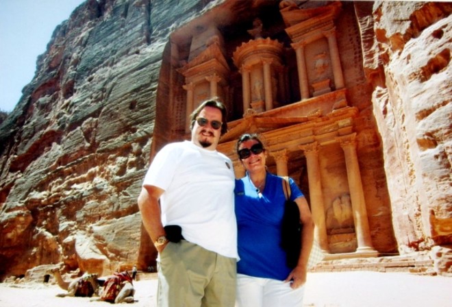 Débora e Fabrício de Macedo acabam de voltar de giro pela Europa e Oriente Médio. Na foto, o casal na incrível Petra, na Jordânia |