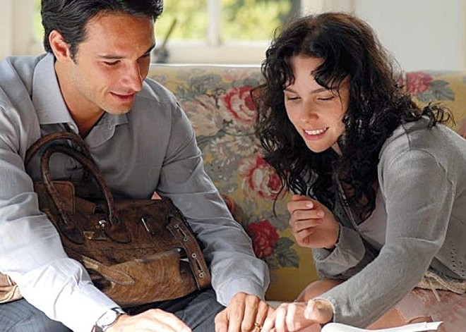 Débora Falabella interpreta a meia-irmã internada em um insituto psiquiátrico | 