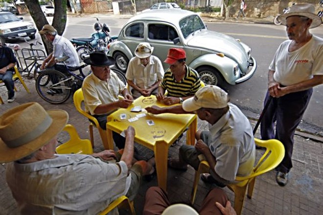 Uma das distrações dos idosos nas ruas de Floraí é o jogo de cartas |
