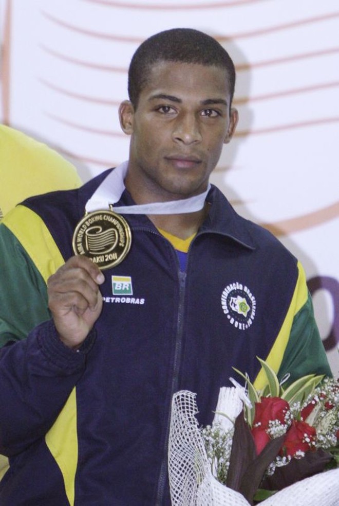 Everton Lopes com a medalha de ouro que ganhou no Mundial de Boxe do Azerbaijão | 