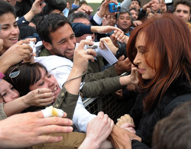 Cristina Kirchner é cercada por simpatizantes depois de votar na província de Santa Cruz: mais de 50% dos votos | Juan Mabromata/ AFP