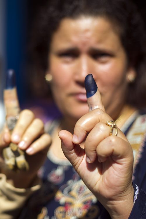 Mulher mostra seu dedo pintado depois de votar ontem, em Túnis. Partido islâmico é o favorito | Lionel Bonaventure/AFP
