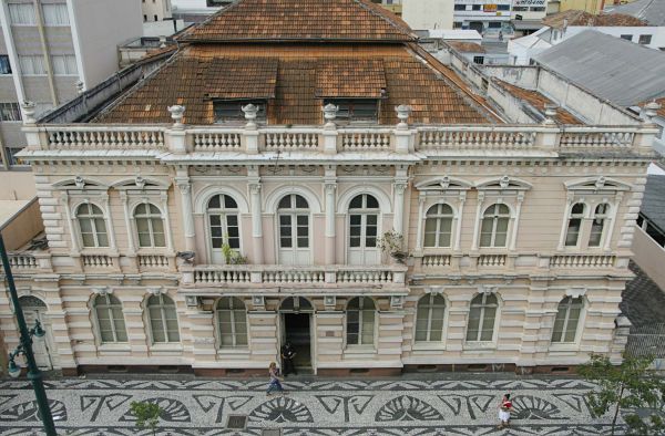 O museu fica na antiga casa de Shozo Arai, um dos pioneiros de Maringá, desmontada e reconstruída dentro do câmpus do centro universitário Cesumar | Fábio Dias/Gazeta Maringá