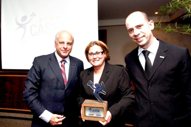 O presidente da Associação Comercial do Paraná, Edson Ramon (à esq.), e o coordenador do Conselho de Ação para a Sustentabilidade Empresarial da entidade (Casem), Niazy Ramos Filho (à dir.), entregaram a Cristiane Belluta, diretora da Roadimex Ambiental, o Prêmio Casem 2011 de Gestão Sustentável, na quinta-feira | 